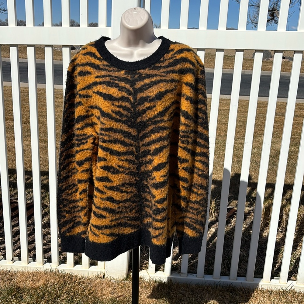 Michael Michael Kors Tiger Design Sweater Size L, Dry Cleaned